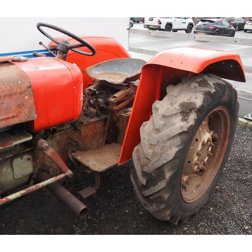 263 - Zetor 3045 tractor. 1968. Runs and drives. Good front tyres. C/w spare hydraulic top cover