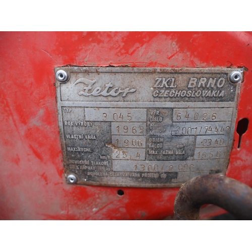263 - Zetor 3045 tractor. 1968. Runs and drives. Good front tyres. C/w spare hydraulic top cover
