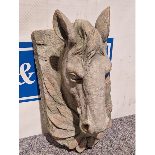 560 - Resin horse head garden ornament 21