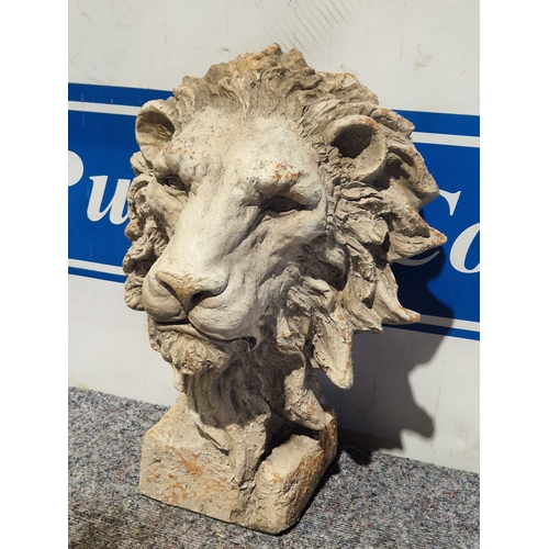 562 - Resin lions head garden ornament 20