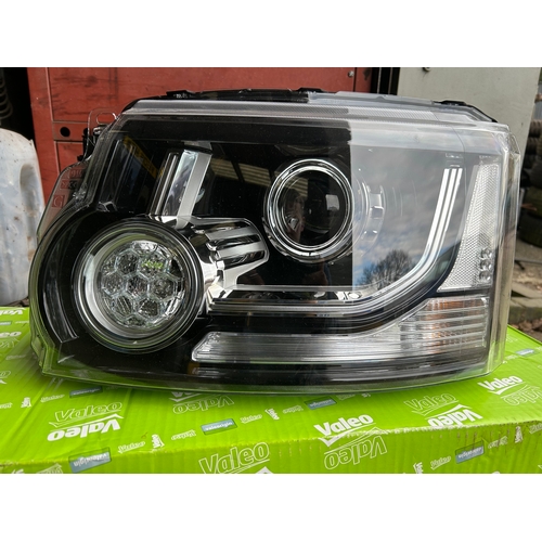 30B - Land Rover Discovery 4 passengers side headlight