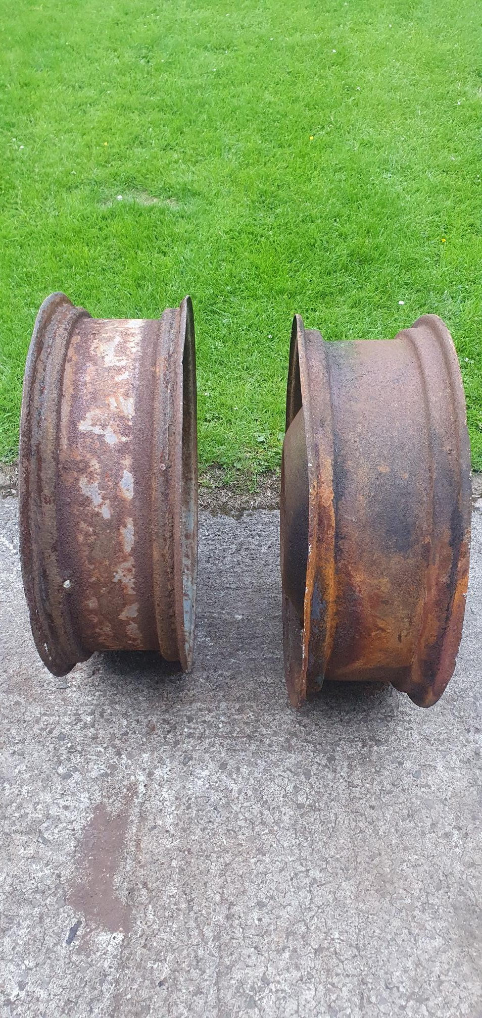 Pair of Massey Ferguson rims and centres