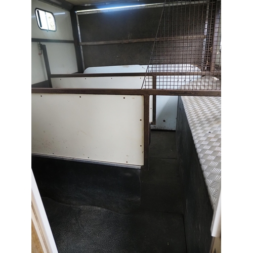 3015 - MAN horsebox. Runs and drives, showing 315,942 kms. Reg. YK05 FYA. V5 and key in office
