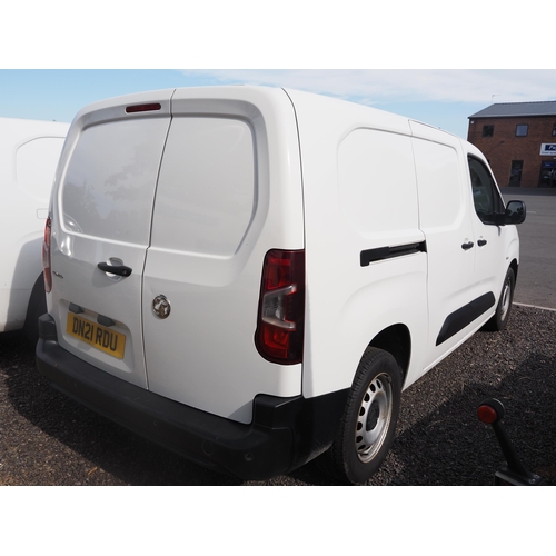 3046 - Vauxhall Combo 2300 Dynamic van. 1500cc. MOT until 9/5/26. Runs and drives. Showing 90,490 miles. Re... 