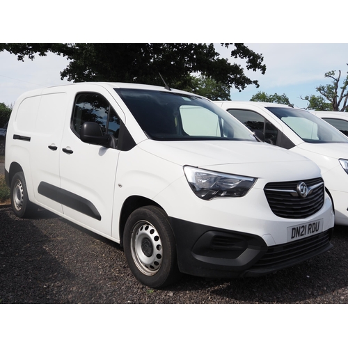 3046 - Vauxhall Combo 2300 Dynamic van. 1500cc. MOT until 9/5/26. Runs and drives. Showing 90,490 miles. Re... 