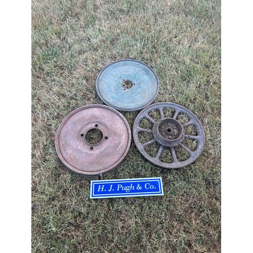 Solid disc wheels - 2 and artillery wheel - 1