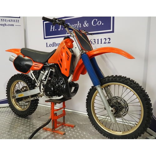 803 - Honda CR250 motocross bike. 250cc
Engine No. ME03E 230099
Engine turns over but has been dry stored ... 