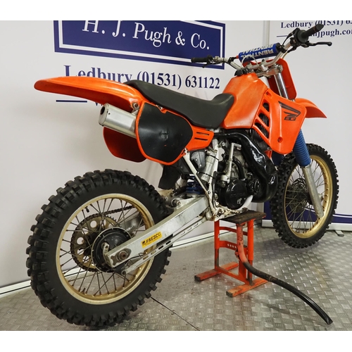 803 - Honda CR250 motocross bike. 250cc
Engine No. ME03E 230099
Engine turns over but has been dry stored ... 