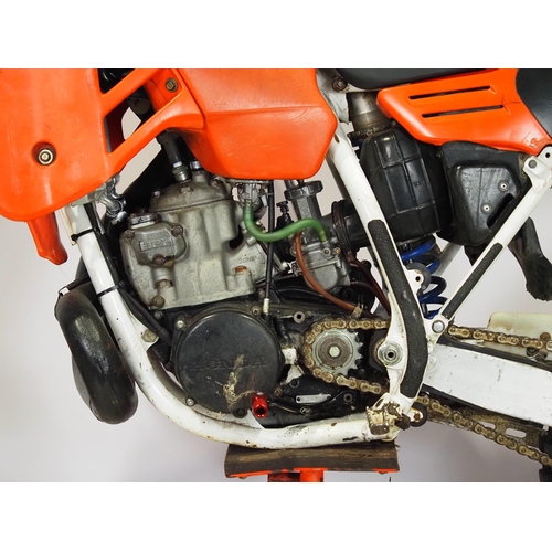 803 - Honda CR250 motocross bike. 250cc
Engine No. ME03E 230099
Engine turns over but has been dry stored ... 