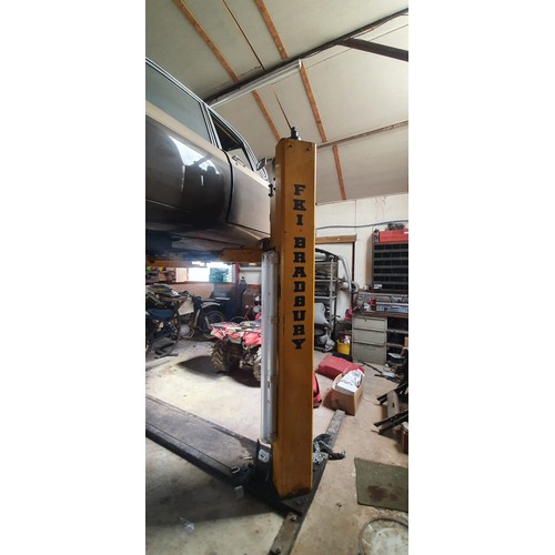 541 - FKI Bradbury 20 series. Model 2103 2 post car lift. 2.5 Ton. In working order. S/n 13568. 3PH