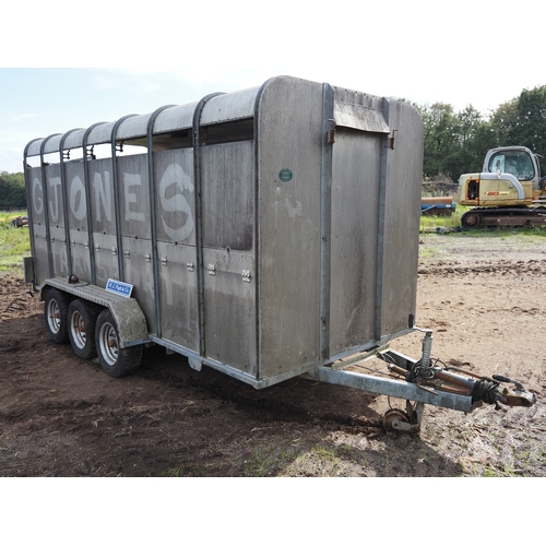 104 - Triaxle livestock trailer 14ft