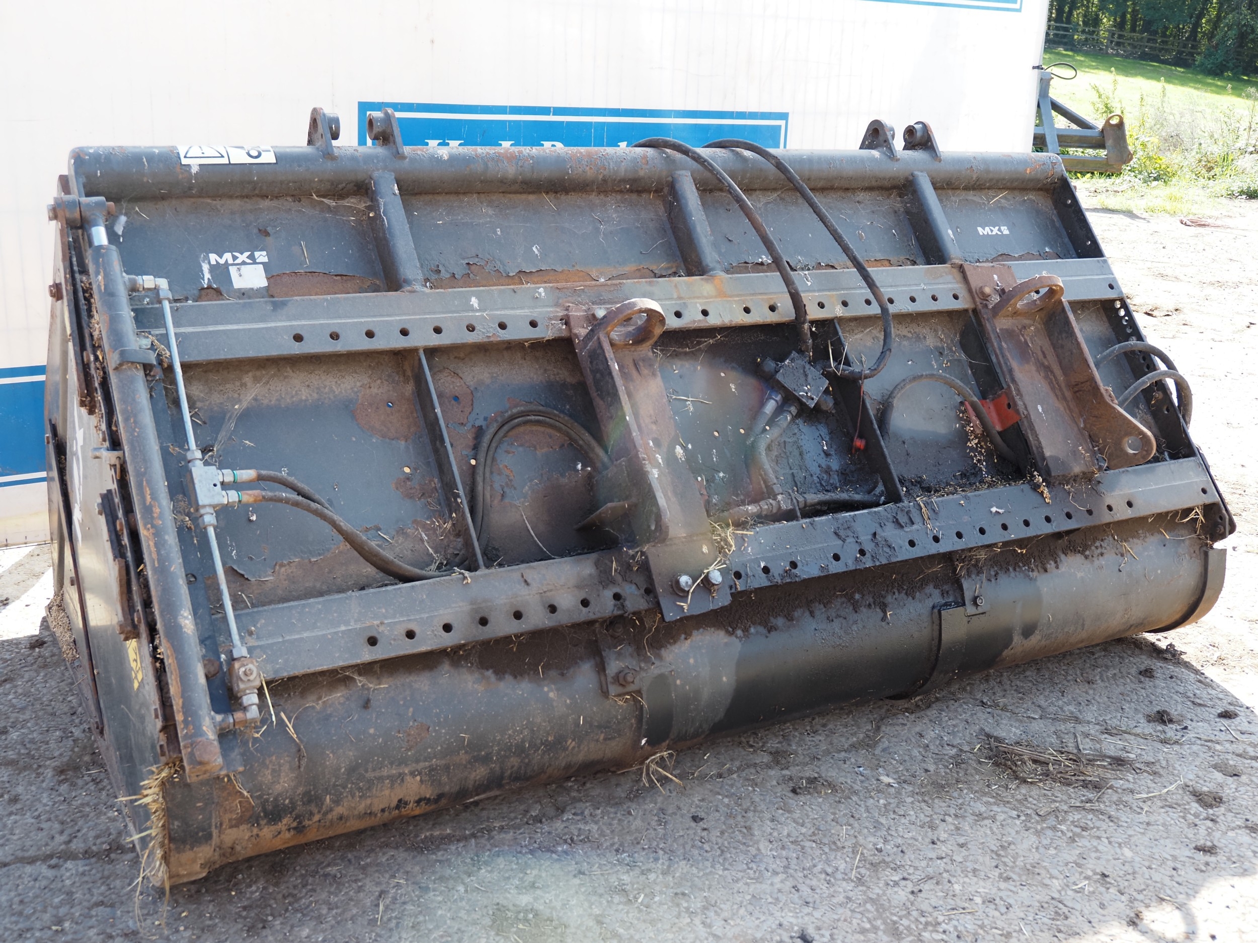 MX feed auger bucket