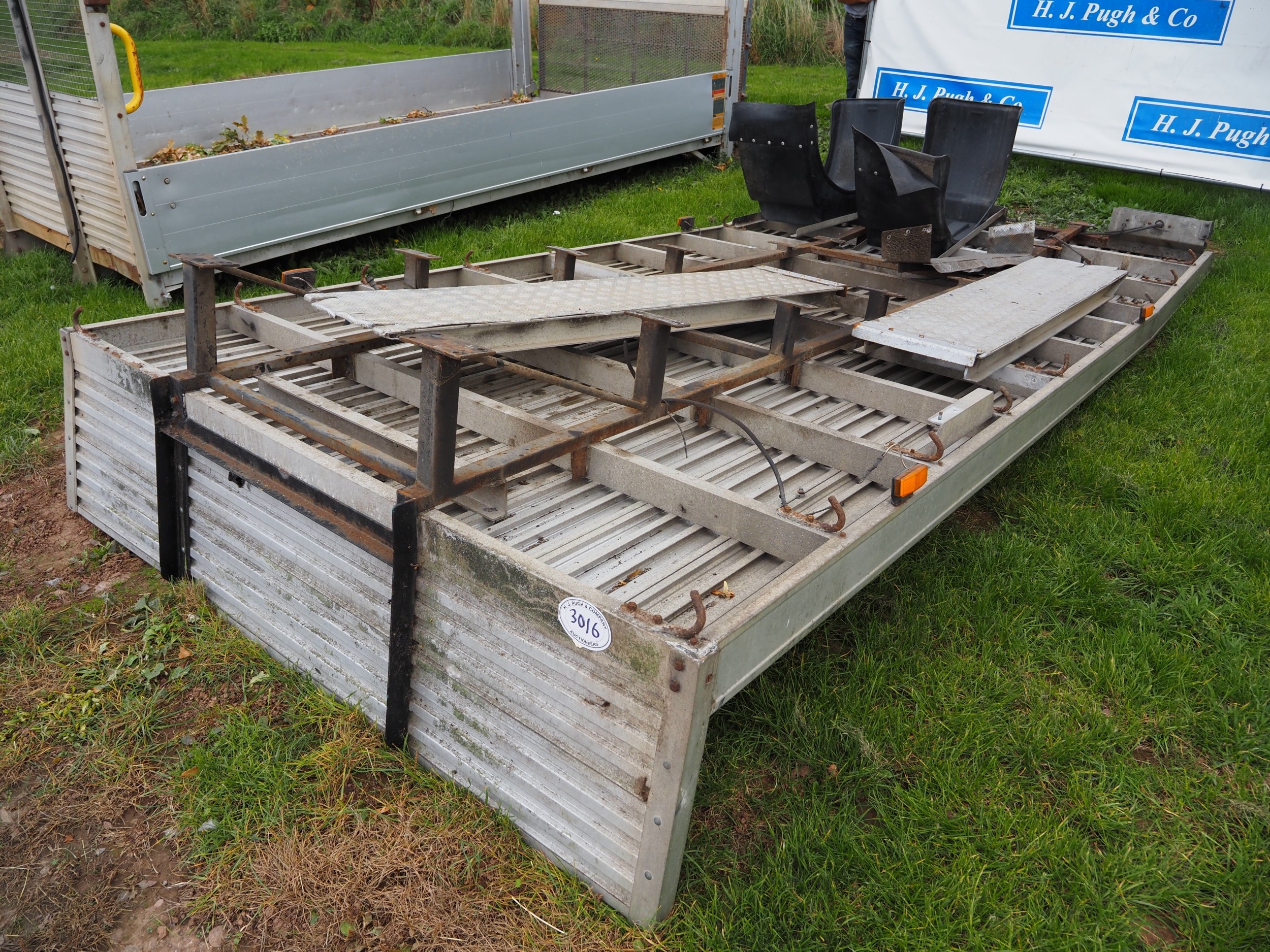 Aluminium body with ramps and mudguards 14ft