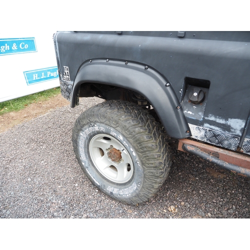 Land Rover Defender. Reg. F886 FRM. Key in office