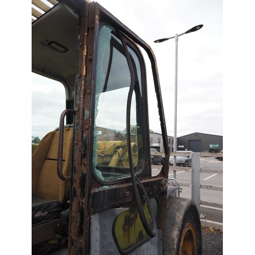 Caterpillar TH62 telehandler. Runs, needs a brake pipe - vendor states ...