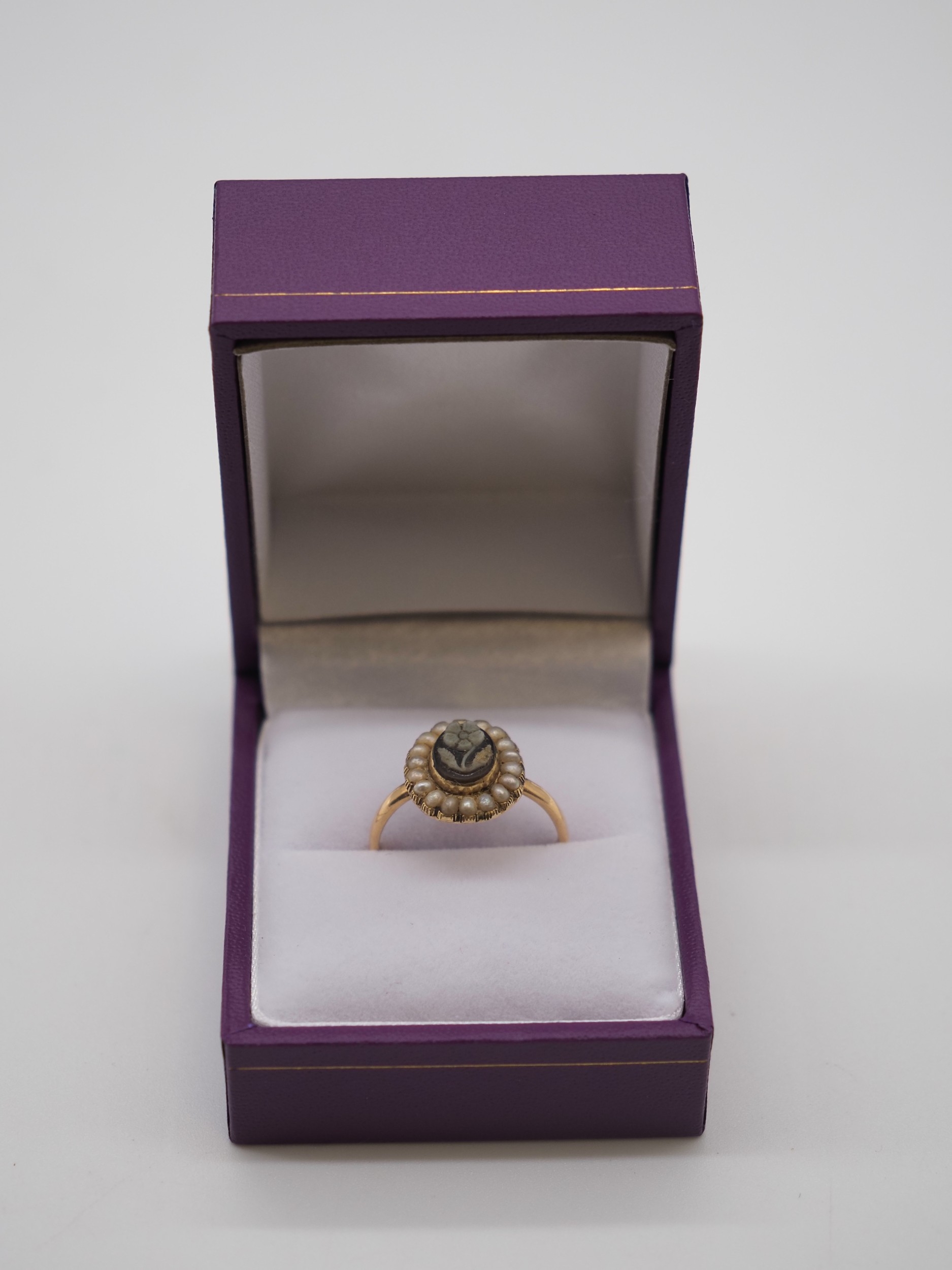 9ct Gold cameo pearl ring