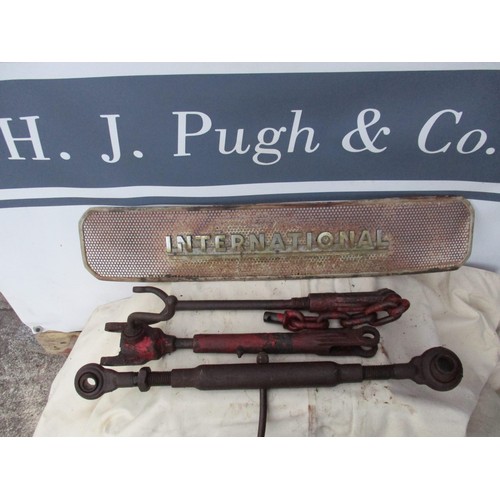 38 - International 250/275 tractor arms, top link and badge