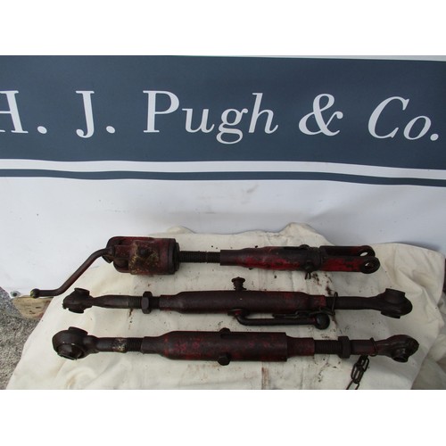 39 - International 454 levelling box and top link