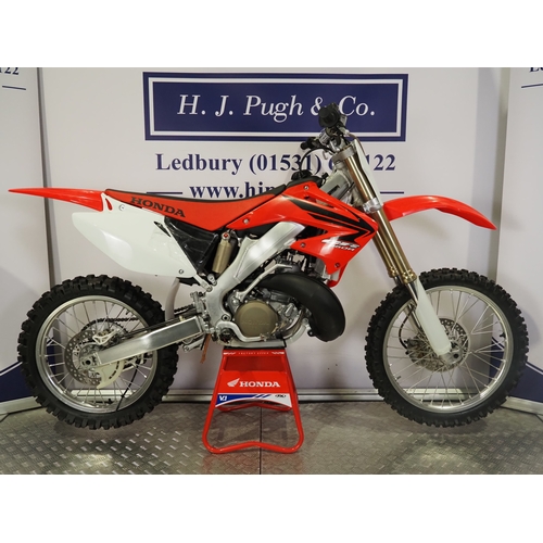 53 - Honda CR250R motocross bike. 2007. 250cc
Frame No. JE2ME033X7M100075
Engine No. ME03E-6900076
Engine... 