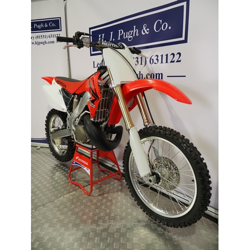 53 - Honda CR250R motocross bike. 2007. 250cc
Frame No. JE2ME033X7M100075
Engine No. ME03E-6900076
Engine... 