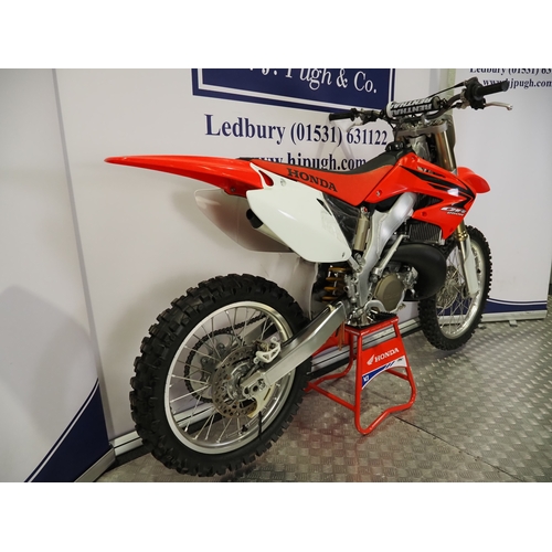 53 - Honda CR250R motocross bike. 2007. 250cc
Frame No. JE2ME033X7M100075
Engine No. ME03E-6900076
Engine... 