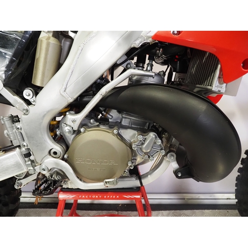 53 - Honda CR250R motocross bike. 2007. 250cc
Frame No. JE2ME033X7M100075
Engine No. ME03E-6900076
Engine... 