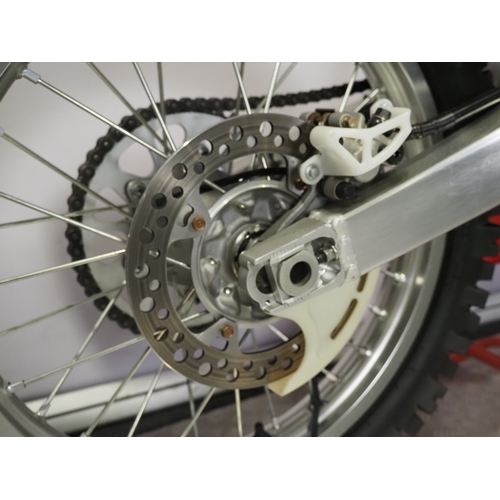 53 - Honda CR250R motocross bike. 2007. 250cc
Frame No. JE2ME033X7M100075
Engine No. ME03E-6900076
Engine... 