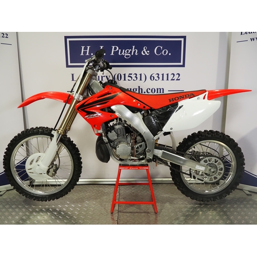 53 - Honda CR250R motocross bike. 2007. 250cc
Frame No. JE2ME033X7M100075
Engine No. ME03E-6900076
Engine... 