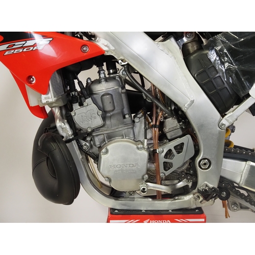 53 - Honda CR250R motocross bike. 2007. 250cc
Frame No. JE2ME033X7M100075
Engine No. ME03E-6900076
Engine... 