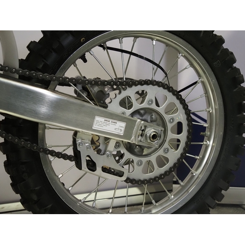 53 - Honda CR250R motocross bike. 2007. 250cc
Frame No. JE2ME033X7M100075
Engine No. ME03E-6900076
Engine... 