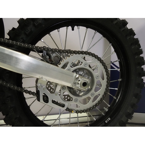 57 - Honda CRF450R motocross bike. 2021. 450cc.
Frame No. JH2PE07A9M6402079
Engine No. PE07E-54046515
No ... 