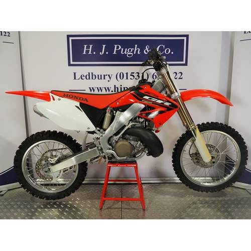 52 - Honda CR250R motocross bike. 2004. 250cc.
Frame No. JH2ME03A04M800732
Engine No. ME03E-6604699
Engin... 
