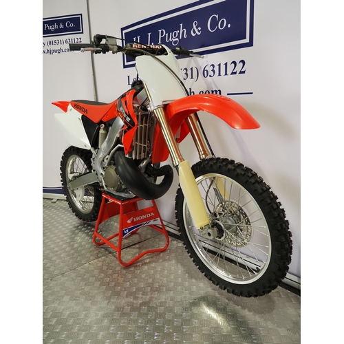 52 - Honda CR250R motocross bike. 2004. 250cc.
Frame No. JH2ME03A04M800732
Engine No. ME03E-6604699
Engin... 