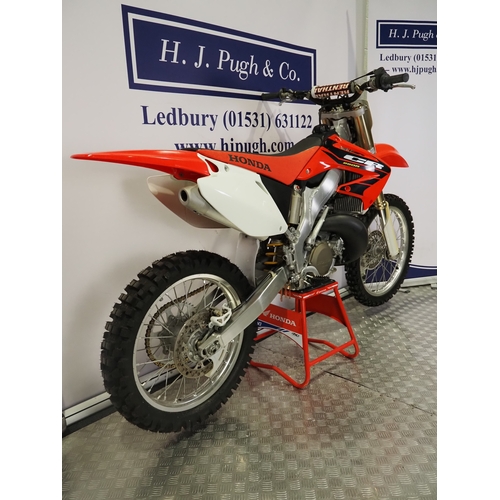 52 - Honda CR250R motocross bike. 2004. 250cc.
Frame No. JH2ME03A04M800732
Engine No. ME03E-6604699
Engin... 