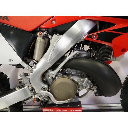 52 - Honda CR250R motocross bike. 2004. 250cc.
Frame No. JH2ME03A04M800732
Engine No. ME03E-6604699
Engin... 