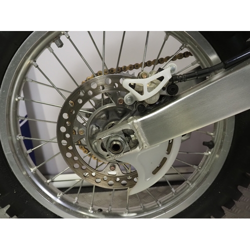 52 - Honda CR250R motocross bike. 2004. 250cc.
Frame No. JH2ME03A04M800732
Engine No. ME03E-6604699
Engin... 