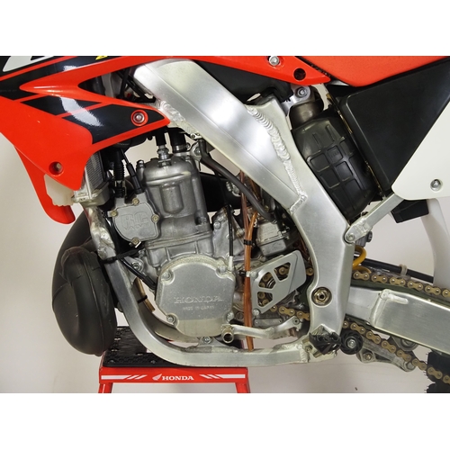 52 - Honda CR250R motocross bike. 2004. 250cc.
Frame No. JH2ME03A04M800732
Engine No. ME03E-6604699
Engin... 