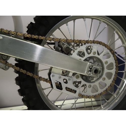 52 - Honda CR250R motocross bike. 2004. 250cc.
Frame No. JH2ME03A04M800732
Engine No. ME03E-6604699
Engin... 