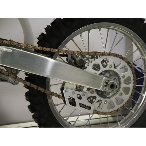 52 - Honda CR250R motocross bike. 2004. 250cc.
Frame No. JH2ME03A04M800732
Engine No. ME03E-6604699
Engin... 