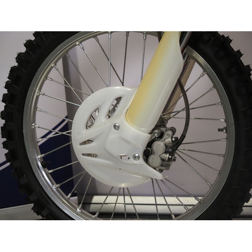 52 - Honda CR250R motocross bike. 2004. 250cc.
Frame No. JH2ME03A04M800732
Engine No. ME03E-6604699
Engin... 