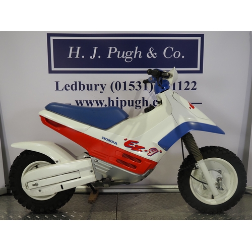 59 - Honda EZ-9 motorcycle. 90cc
Frame No. HE06-1000426
Engine turns over with compression but has been d... 