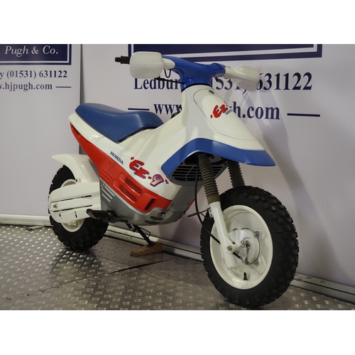 59 - Honda EZ-9 motorcycle. 90cc
Frame No. HE06-1000426
Engine turns over with compression but has been d... 
