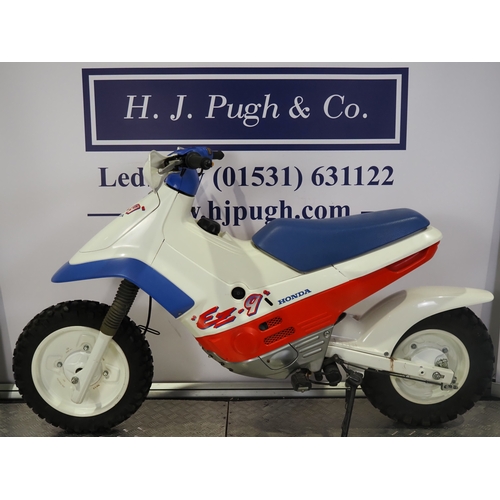 59 - Honda EZ-9 motorcycle. 90cc
Frame No. HE06-1000426
Engine turns over with compression but has been d... 