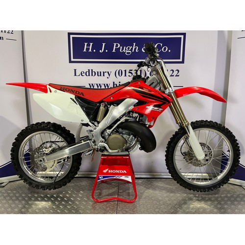 53 - Honda CR250R motocross bike. 2007. 250cc
Frame No. JE2ME033X7M100075
Engine No. ME03E-6900076
Engine... 