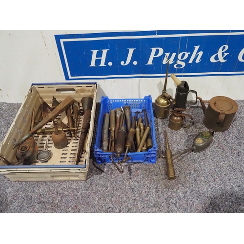 1219 - Quantity of oilers, grease guns, etc.