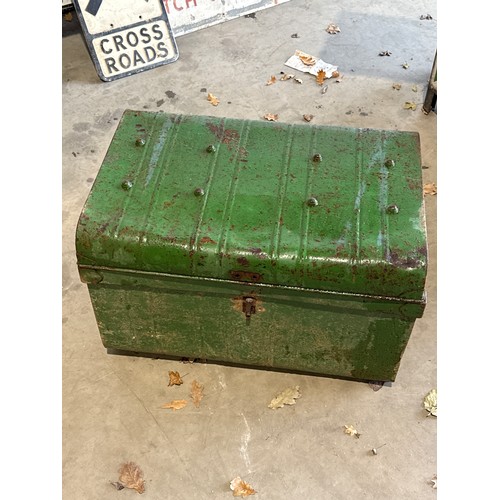 1236 - Metal trunk