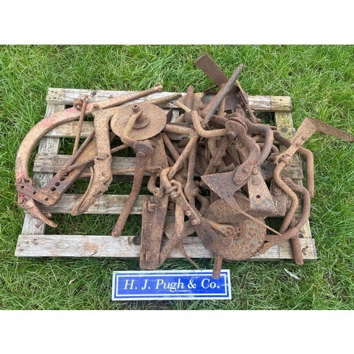 23 - Quantity of Ferguson steerage hoe parts