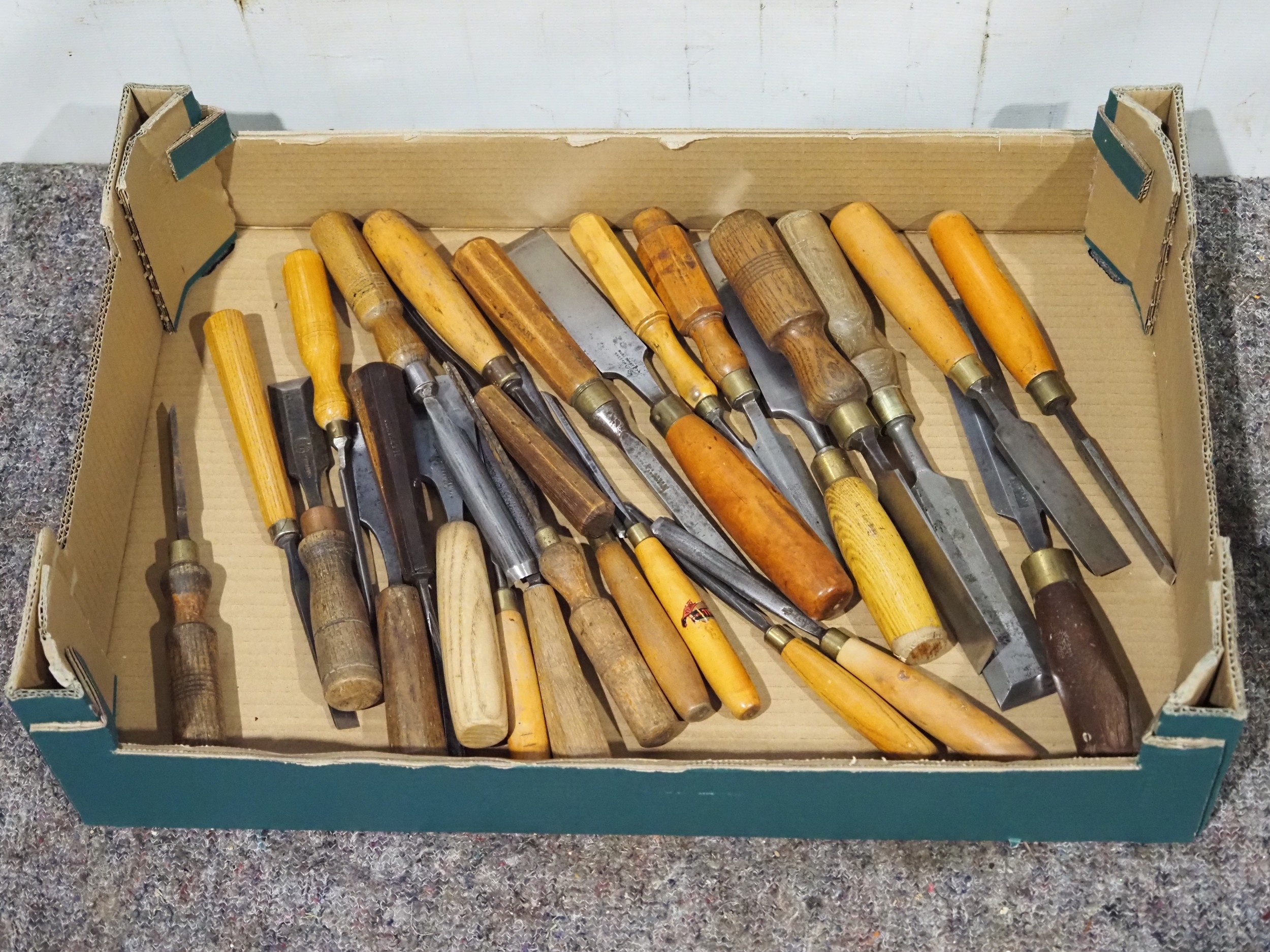 Assorted chisels and gouges - approx. 26