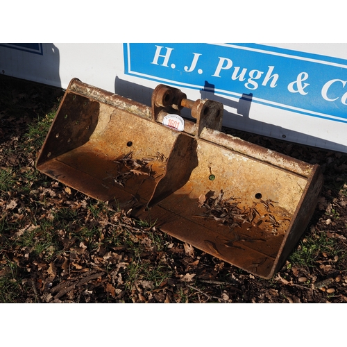 1601 - Digger ditching bucket