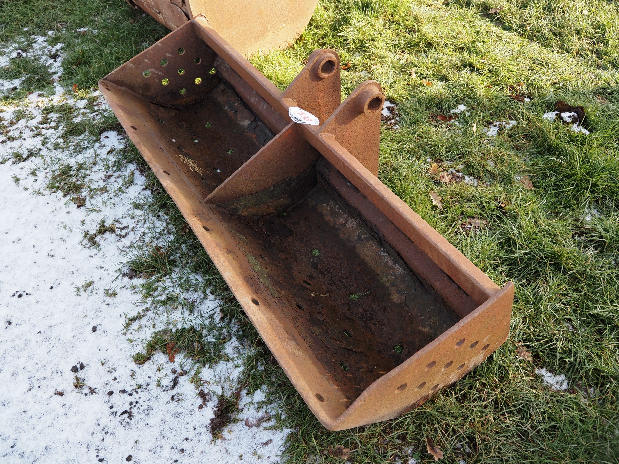 Excavator ditching bucket
